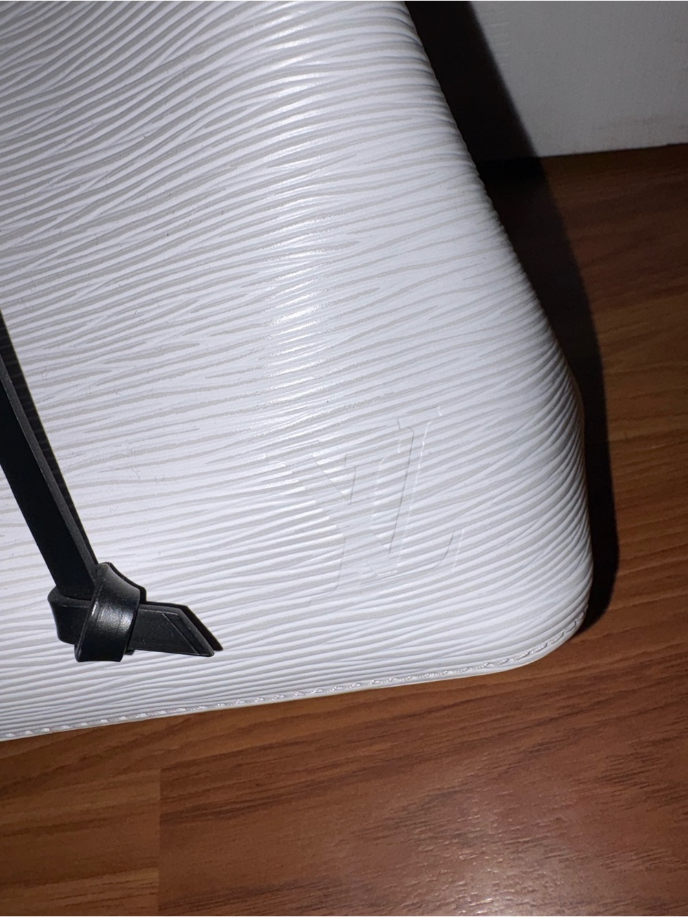 Louis Vuitton White Epi Leather Bucket Bag with Red Top Handle - Picture 5 of 8
